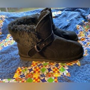 Bearpaw womens Koko suede faux fur trimmed short belted boot 10 wide